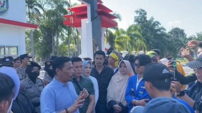 Anggota DPRD Bengkulu Dampingi Mahasiswa PMII Unjuk Rasa Depan Kantor Gubernur