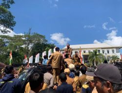 Enam Bulan Tak Gajian, Ratusan Kades dan Perangkat Desa di Seluma Gelar Demo