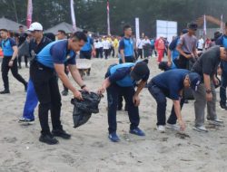 Bersih-Bersih Pantai Panjang Meriahkan HUT Bhayangkara ke-79 di Bengkulu