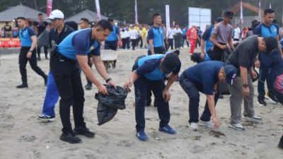 Bersih-Bersih Pantai Panjang Meriahkan HUT Bhayangkara ke-79 di Bengkulu
