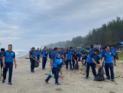 Bersih-Bersih Pantai Wujud Komitmen Polri dalam Menjaga Lingkungan