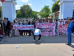 Mahasiswa Gelar Aksi Tolak Kenaikan Pajak Kendaraan di Depan DPRD