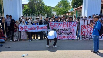 Mahasiswa Gelar Aksi Tolak Kenaikan Pajak Kendaraan di Depan DPRD