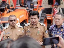 Dorong Produktivitas Petani, Bupati Bengkulu Utara Serahkan 4 Unit Traktor