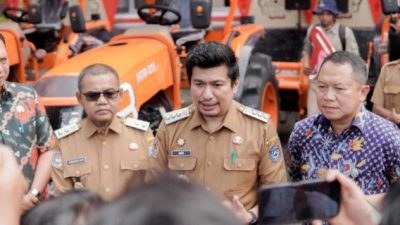 Dorong Produktivitas Petani, Bupati Bengkulu Utara Serahkan 4 Unit Traktor