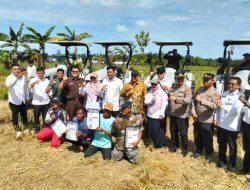 Dorong Produktivitas, Pemerintah Pusat Serahkan Traktor Baru untuk Petani Mukomuko