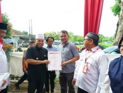 Gubernur Helmi Serahkan Ambulans untuk PMI