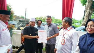 Gubernur Helmi Serahkan Ambulans untuk PMI