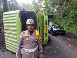 Truk Besar Terguling di Pegunungan Bengkulu, Antrean Kendaraan Mengular