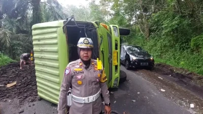 Truk Besar Terguling di Pegunungan Bengkulu, Antrean Kendaraan Mengular