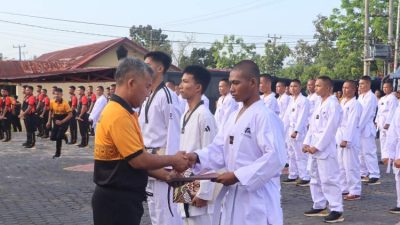 Kapolda Pimpin Apel Olahraga Bersama Satbrimob, Serahkan Bantuan Peralatan Taekwondo
