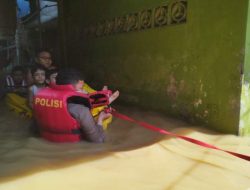 Banjir di Kebon Pala Jakarta Timur, Polisi Bantu Warga Mengungsi