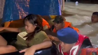 Banjir Jatinegara, Ibu Hamil Dievakuasi Polisi dengan Ban