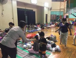 Polisi Bagikan Makanan kepada Ratusan Warga Terdampak Banjir di Jakarta Timur