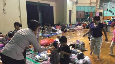 Polisi Bagikan Makanan kepada Ratusan Warga Terdampak Banjir di Jakarta Timur