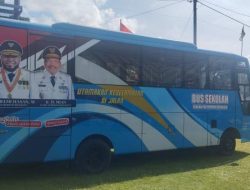 Program Bantu Rakyat Helmi–Mian Hadir di Enggano, Bus dan Ambulans Diserahkan