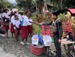Personel Satgas Ops Damai Cartenz Bagikan Sarapan untuk Anak-anak di Puncak Jaya