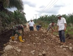 Hari ke-10 TMMD ke-125, Satgas dan Warga Genjot Pengoralan Jalan di Desa Wono Salam