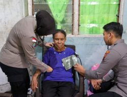 Satgas Damai Cartenz Kunjungi Lansia untuk Pengobatan di Sarmi