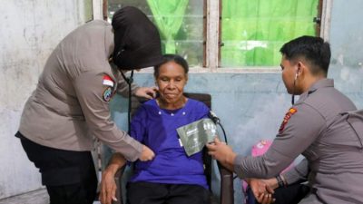 Satgas Damai Cartenz Kunjungi Lansia untuk Pengobatan di Sarmi