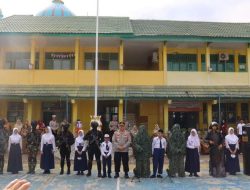 Wakapolda Kenalkan Brimob dan Serahkan Bantuan Olahraga di SMPN 2