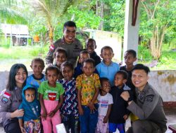 Satgas Ops Damai Cartenz Berbagi Makanan Ke Warga Kampung Ansudu