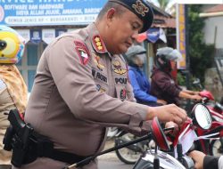 Brimob Polda Bengkulu Bagikan 2.000 Bendera Merah Putih ke Masyarakat