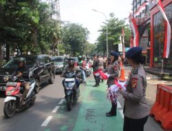 Brimob Metro Jaya Bagikan 5.000 Bendera Merah Putih di Jakarta