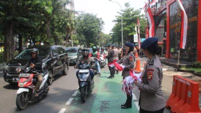 Brimob Metro Jaya Bagikan 5.000 Bendera Merah Putih di Jakarta