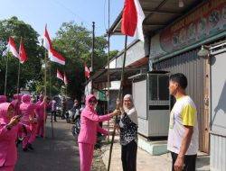 Kapolresta Bengkulu Bagikan dan Pasang Bendera Merah Putih di Rumah Warga