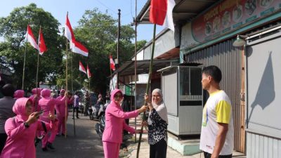 Kapolresta Bengkulu Bagikan dan Pasang Bendera Merah Putih di Rumah Warga