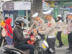 Ditlantas Polda Bengkulu Tebar Semangat Nasionalisme Lewat Pembagian Bendera Merah-putih