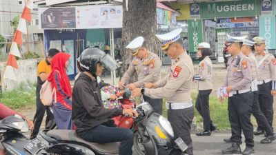 Ditlantas Polda Bengkulu Tebar Semangat Nasionalisme Lewat Pembagian Bendera Merah-putih