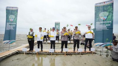 Tanam Mangrove di Kalbar, Kapolri: Jaga Lingkungan untuk Masa Depan Anak-Cucu Kita