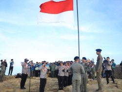 Polda Jabar Kibarkan Bendera Merah Putih di Puncak Gunung Ciremai