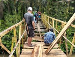 Warga Desa Suka Bandung Gotong Royong Perbaiki Jembatan Gantung