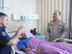 Wakapolri Tinjau Pasien Korban Unjuk Rasa di RS Bhayangkara Pusdokkes Polri