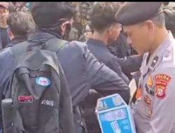 Polisi Bagikan Air Pada Massa Aksi Unjuk Rasa di DPR