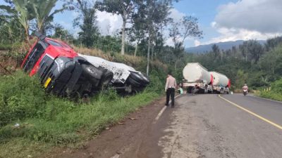 Mobil Tanki Semen Curah Terbalik di Rejang Lebong, Kerugian Material Capai 30 Juta