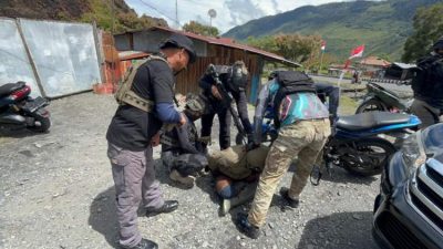 Satgas Ops Damai Cartenz tangkap anggota KKB Konara Enumbi di Puncak Jaya, terlibat penembakan personel Polri