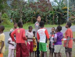 Satgas Ops Damai Cartenz Gelar Aksi Humanis Bersama Anak-Anak Pomako