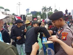 Polisi Bagikan Air Mineral dan Roti kepada Buruh di Depan DPR/MPR