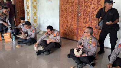 Kapolda Aceh Turun Langsung ke Lokasi Demo: Semangati Personel hingga Makan Bersama