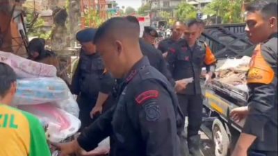 Pasca Banjir di Bali, Polisi Bantu Warga Bersih-Bersih