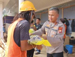 Peduli Warga, Polda Bengkulu Salurkan Bansos untuk Ojol dan Pekerja Konstruksi