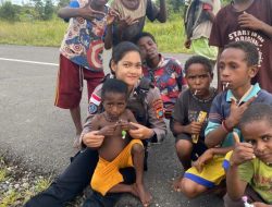 Polwan Satgas Ops Damai Cartenz Berikan Sentuhan Humanis Bersama Anak-Anak Nduga