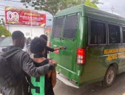 Satgas Damai Cartenz Kawal Penyerahan Tersangka Anis Telenggen ke Kejaksaan Nabire