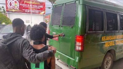 Satgas Damai Cartenz Kawal Penyerahan Tersangka Anis Telenggen ke Kejaksaan Nabire