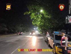 Meski Hujan Deras, Polisi Samapta Tetap Patroli Pantai Panjang