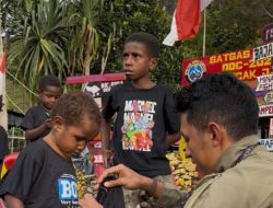 Personel Satgas Damai Cartenz Ajak Anak-anak Bermain di Pos Kulirik